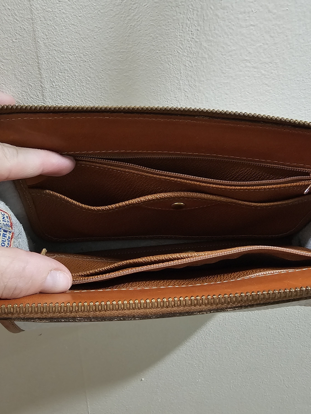 Dooney & Bourke White and Tan Leather Shoulder Bag - Picture 4 of 4